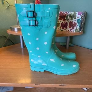 Cute turquoise polka dot rain boots!!